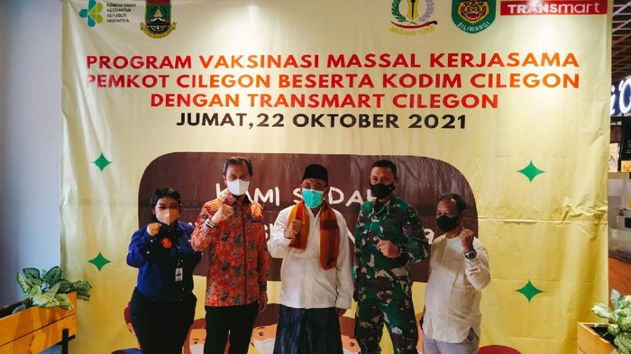Vaksinasi di Transmart Cilegon Diserbu Warga (Foto: M Iqbal/detikcom)