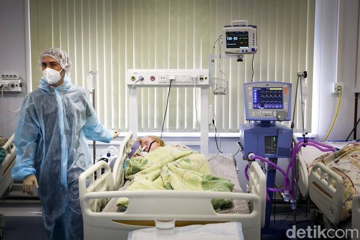 Virus Outbreak Russia Hospital Medical staff in protective suits work at an ICU in Infectious Hospital No. 2 in Nizhny Novgorod, Russia, on Wednesday, Oct. 20, 2021. The low vaccination rate in Russia, where only about a third of the population is fully vaccinated, is causing concern as the country suffers a sharp rise in cases, setting records for infections and deaths nearly every day this month. (AP Photo/Roman Yarovitcyn)