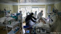 Tenaga kesehatan bekerja ekstra keras di rumah sakit di Kota Moskow, (19/10).  Kematian akibat COVID-19 di Rusia hingga 16 Oktober mencapai 222.315 jiwa. Jumlah tersebut merupakan jumlah kematian tertinggi di Eropa. (AP Photo/Alexander Zemlianichenko)