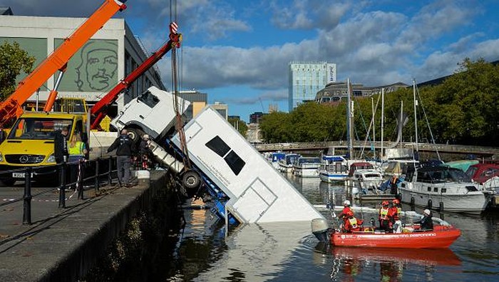 Sebuah truk dievakuasi petugas usai dilaporkan jatuh ke dalam air di pelabuhan kawasan Bristol, Inggris. Diketahui tak ada korban jiwa dalam insiden tersebut.