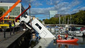 Waduh, Ada Truk Nyemplung di Pelabuhan Bristol Inggris