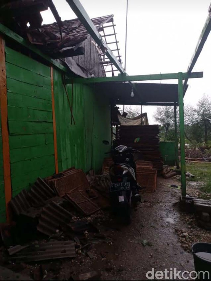 Waduh! Kubah Masjid Ini Jatuh Diterbangkan Angin Kencang Hujan deras disertai angin kencang mengguyur Desa Sidomulyo Kecamatan Kedungadem Bojonegoro. Sebuah kubah masjid bahkan terbang dan jatuh dari atap masjid.