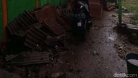 Selain kubah masjid, banyak rumah warga yang rusak.