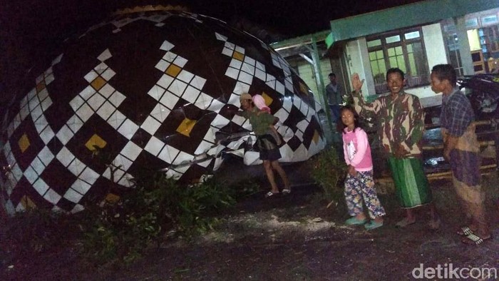 Waduh! Kubah Masjid Ini Jatuh Diterbangkan Angin Kencang Hujan deras disertai angin kencang mengguyur Desa Sidomulyo Kecamatan Kedungadem Bojonegoro. Sebuah kubah masjid bahkan terbang dan jatuh dari atap masjid.