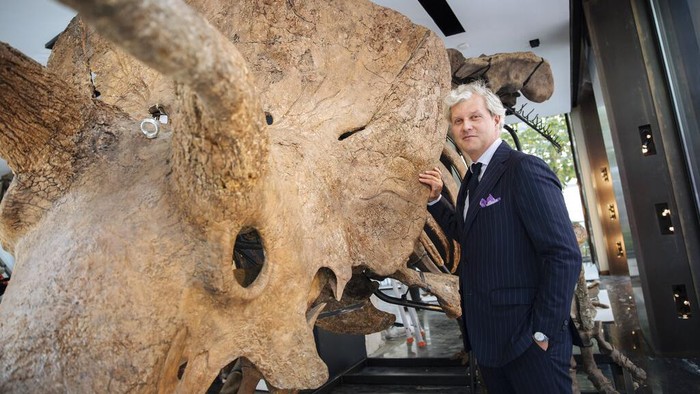 Fosil triceratops terbesar di dunia dilelang di Paris, Prancis, Kamis (21/10/2021) waktu setempat. Tak tanggung-tanggung, fosil dinosaurus jenis triceratops ini dijual seharga 6,6 juta euro.
