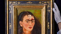 Penjualan potret seniman nyentrik Frida Kahlo itu diprediksi bakal memecahkan rekor untuk sang seniman maupun seniman Amerika Latin lainnya.  Foto: Getty Images for Sothebys/Tristan Fewings