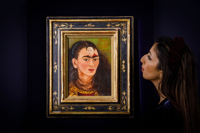 Wow! Potret Diri Seniman Nyentrik Frida Kahlo Dijual Rp 425 M LONDON, ENGLAND - OCTOBER 21: Frida Kahloβs ultimate self-portrait goes on view at Sotheby's on October 21, 2021 in London, England. Estimated at over $30 million, it is expected to break the record for the artist and for any Latin American artist. This is a unique chance for British audiences to view a self-portrait by Kahlo, with none in UK institutions. The painting is on view to the public at Sotheby's London from the 22 -25 October ahead of being auctioned at Sotheby's New York on 16 November 2021. (Photo by Tristan Fewings/Getty Images for Sotheby's)