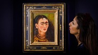 Ini adalah lukisan potret diri seniman Frida Kahlo yang dipamerkan di balai lelang Sothebys pada 21 Oktober 2021 di London, Inggris.  Foto: Getty Images for Sothebys/Tristan Fewings