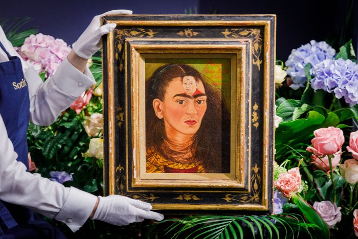 Wow! Potret Diri Seniman Nyentrik Frida Kahlo Dijual Rp 425 M LONDON, ENGLAND - OCTOBER 21: Frida Kahloβs ultimate self-portrait goes on view at Sotheby's on October 21, 2021 in London, England. Estimated at over $30 million, it is expected to break the record for the artist and for any Latin American artist. This is a unique chance for British audiences to view a self-portrait by Kahlo, with none in UK institutions. The painting is on view to the public at Sotheby's London from the 22 -25 October ahead of being auctioned at Sotheby's New York on 16 November 2021. (Photo by Tristan Fewings/Getty Images for Sotheby's)