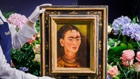 Frida Kahlo de Rivera atau yang memiliki nama asli Magdalena Carmen Frieda Kahlo menjadi ikon seni bagi Amerika Latin. Karya-karyanya yang paling dikenal adalah potret diri.  Foto: Getty Images for Sothebys/Tristan Fewings