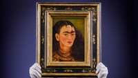 Lukisan potret Frida Kahlo dipamerkan untuk umum di Sothebys London mulai dari 22-25 Oktober 2021 sebelum akhirnya dilelang di New York pada 16 November 2021.  Foto: Getty Images for Sothebys/Tristan Fewings