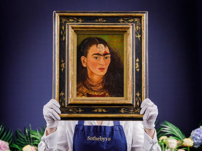 LONDON, ENGLAND - OCTOBER 21:  Frida Kahlo’s ultimate self-portrait goes on view at Sothebys on October 21, 2021 in London, England. Estimated at over $30 million, it is expected to break the record for the artist and for any Latin American artist. This is a unique chance for British audiences to view a self-portrait by Kahlo, with none in UK institutions. The painting is on view to the public at Sothebys London from the 22 -25 October ahead of being auctioned at Sothebys New York on 16 November 2021.  (Photo by Tristan Fewings/Getty Images for Sothebys)