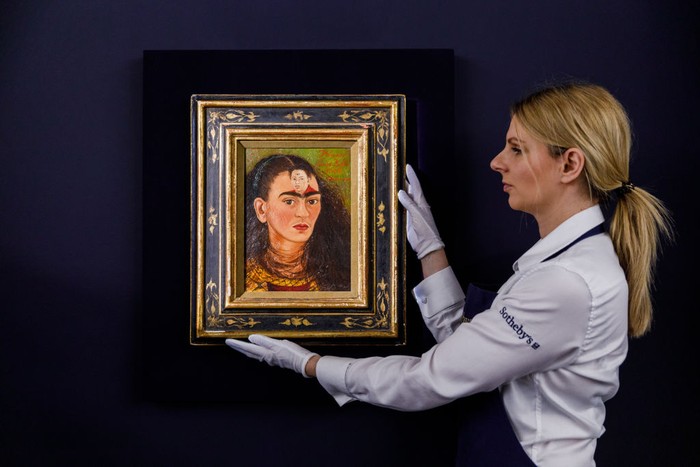Wow! Potret Diri Seniman Nyentrik Frida Kahlo Dijual Rp 425 M LONDON, ENGLAND - OCTOBER 21: Frida Kahloβs ultimate self-portrait goes on view at Sotheby's on October 21, 2021 in London, England. Estimated at over $30 million, it is expected to break the record for the artist and for any Latin American artist. This is a unique chance for British audiences to view a self-portrait by Kahlo, with none in UK institutions. The painting is on view to the public at Sotheby's London from the 22 -25 October ahead of being auctioned at Sotheby's New York on 16 November 2021. (Photo by Tristan Fewings/Getty Images for Sotheby's)