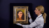 Balai Lelang Sothebys London menyebutkan lukisan potret diri Frida Kahlo adalah kesempatan langka bagi para pencinta seni Inggris untuk melihatnya, dan tidak ada di museum serta institusi lainnya.  Foto: Getty Images for Sothebys/Tristan Fewings