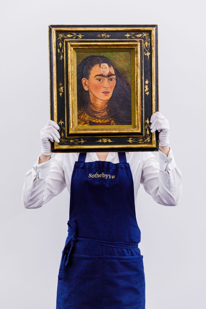 Wow! Potret Diri Seniman Nyentrik Frida Kahlo Dijual Rp 425 M LONDON, ENGLAND - OCTOBER 21: Frida Kahloβs ultimate self-portrait goes on view at Sotheby's on October 21, 2021 in London, England. Estimated at over $30 million, it is expected to break the record for the artist and for any Latin American artist. This is a unique chance for British audiences to view a self-portrait by Kahlo, with none in UK institutions. The painting is on view to the public at Sotheby's London from the 22 -25 October ahead of being auctioned at Sotheby's New York on 16 November 2021. (Photo by Tristan Fewings/Getty Images for Sotheby's)