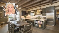 Lady Gaga terkenal dengan penampilannya yang nyentrik. Urusan dapur, ia memilih hal simpel. Inspirasinya datang dari Tuscany, Italia yang menonjolkan kesan klasik. 
