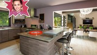 Ini adalah pemandangan dapur milik Miley Cyrus. Konsepnya modern sleek. Tampak dapurnya berdekatan dengan area makan dan nonton TV.