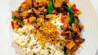 Tak hanya digoreng, ikan asin jambal makin enak ditumis bareng kecombrang. Sajikan dengan nasi daun jeruk yang harum nikmat rasanya. Kamu bisa melihat resepnya di sini. Foto: Masak Masak Trans TV 