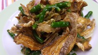 Kalau suka ikan asin yang rasa asinnya tak terlalu kuat, coba olah ikan asin jambrong tawar. Rasanya makin enak saat dimasak bersama sambal rawit. Bumbunya ada cabe, bawang, gula pasir, dan terasi. Cek resep lengkapnya di sini. Foto: detikfood 