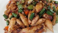 Selain ikan asin, cumi asin juga punya banyak penggemar. Jodoh yang paling tepat tentu saja cabe hijau. Tambahkan juga potongan tomat hijau agar makin segar enak. Resep cumi asin cabe hijau ada di sini. Foto: detikfood 