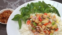 Bosan makan ikan asin pakai nasi putih? Coba pasangkan dengan nasi gurih. Diracik dengan santan, daun salam, dan serai, rasanya gurih enak. Kamu bisa cek resep lengkapnya di sini. Foto: detikfood 