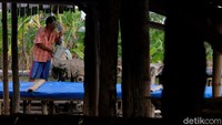 Sumber mata air setempat berasa asin sehingga oleh warga dimanfaatkan untuk menciptakan garam.