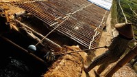 Proses untuk menciptakan garam di Desa Jono dilakukan secara tradisional.  