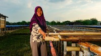 Petani garam bernama Kuswati (42) mengatakan, cita rasa garam khas Desa Jono ini asin mengarah ke gurih.