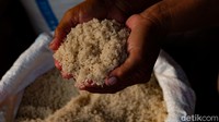 Grobogan sendiri dikelilingi Pegunungan Kendeng yang merupakan gunung kapur yang mengandung banyak mineral, termasuk di antaranya natrium (Na), kalsium (Ca), kalium (K), magnesium (Mg), belerang (S), klorida (Cl), dan sebagainya.