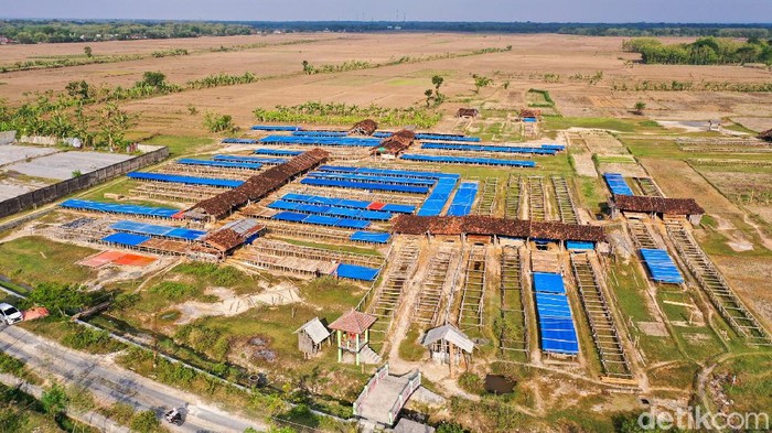 Garam yang dihasilkan dari Desa Jono, Kabupaten Grobogan, Jateng, tergolong unik. Pasalnya, bahan baku berasal dari sumur yang sangat jauh dari lautan.