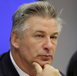 Alec Baldwin Kecelakaan, Mobil Istrinya Ringsek Usai Tabrak Pohon Besar