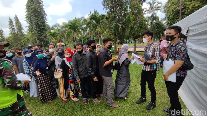 Antusiasme Warga Ciamis Ikuti Vaksinasi di Hari Santri Nasional Dalam Rangkaian peringatan Hari Santri Nasional, Pemkab Ciamis, Polres Ciamis dan Kodim 0613 Ciamis menggelar gebyar vaksinasi lebih 1.000 dosis di Alun-alun Ciamis.