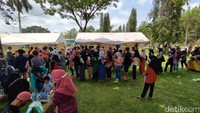Terlihat masyarakat dari berbagai wilayah di Kabupaten Ciamis antusias mengikuti vaksinasi ini. 