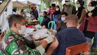Kabid P2P Dinkes Ciamis Harun Al Rasyid mengatakan, saat ini capaian vaksiansi di Kabupaten Ciamis untuk dosis pertama masih 43 persen. Atau kurang 7 persen dari target 50 persen untuk mencapai indikator PPKM level 2.