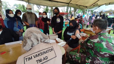 Antusiasme Warga Ciamis Ikuti Vaksinasi di Hari Santri Nasional