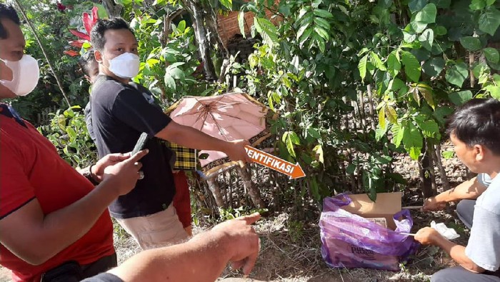 Bayi laki-laki yang diduga baru dilahirkan, dibuang di pinggir jalan kampung di Kecamatan Durenan, Trenggalek. Bayi tersebut ditemukan warga dan dilarikan ke layanan kesehatan.