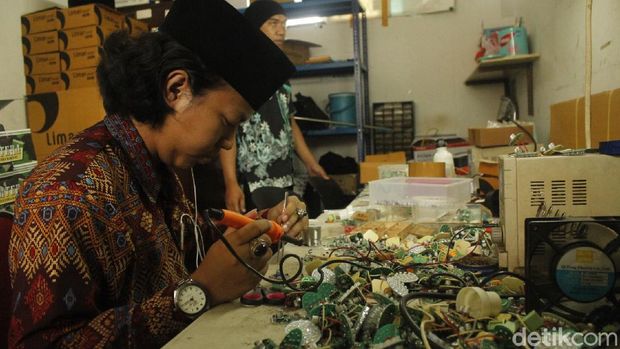 Pondok Pesantren (ponpes) Darul Hidayah memproduksi lampu ekonomis yang ramah lingkungan untuk menerangi wilayah pelosok.