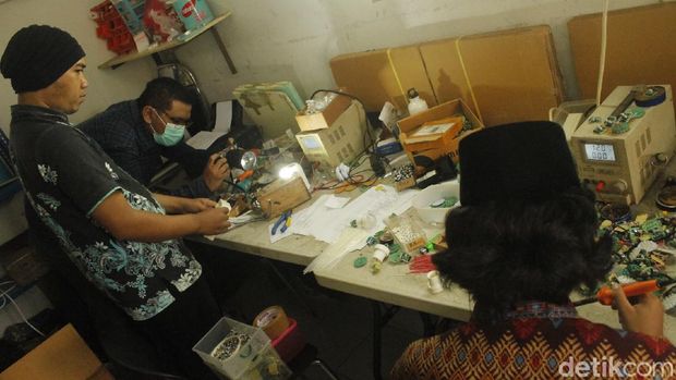 Pondok Pesantren (ponpes) Darul Hidayah memproduksi lampu ekonomis yang ramah lingkungan untuk menerangi wilayah pelosok.