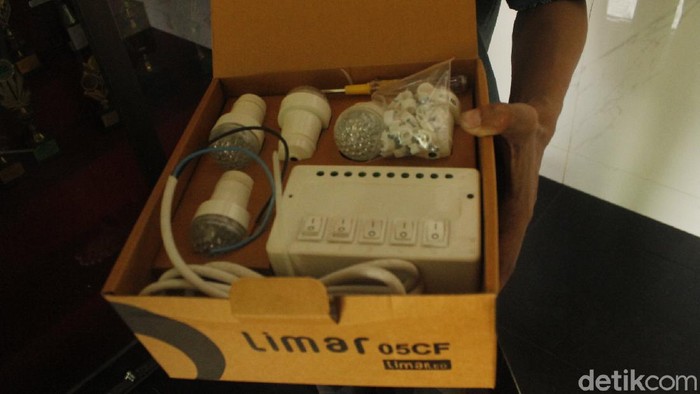 Pondok Pesantren (ponpes) Darul Hidayah memproduksi lampu ekonomis yang ramah lingkungan untuk menerangi wilayah pelosok.