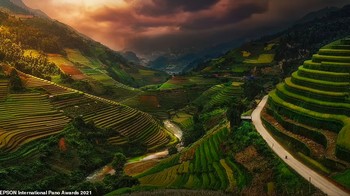 Seperti di Indonesia ya, sayangnya ini di Vietnam, ditangkap oleh fotografer Spanyol Felipe Souto. Sebuah gambar yang terpilih dalam kategori Amatir Alam-Lanskap Foto: Epson International Pano Awards 2021
