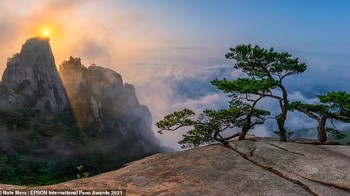 Gunung Dobongsan di Taman Nasional Bukhansan Korea Selatan, ditangkap oleh fotografer Korea Selatan Nate Merz. Gambar ini terpilih dalam kategori Open Nature-Landscape Foto: Epson International Pano Awards 2021