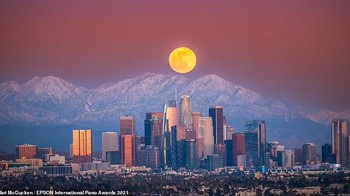 Bulan terbit di luar dunia di atas Los Angeles, ditangkap oleh fotografer Amerika Elliot McGucken. Ini adalah entri dalam kategori Lingkungan Buatan Terbuka Foto: Epson International Pano Awards 2021