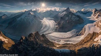Pemenang Penghargaan Kurator, foto yang diambil di Swiss oleh Max Rive, dari Belanda. Ini adalah pemandangan di pertengahan musim panas dari 11.320 kaki di atas Fieschergletscher dengan Finsteraarhorn setinggi 14.000 kaki di sebelah kanan. Foto: Epson International Pano Awards 2021