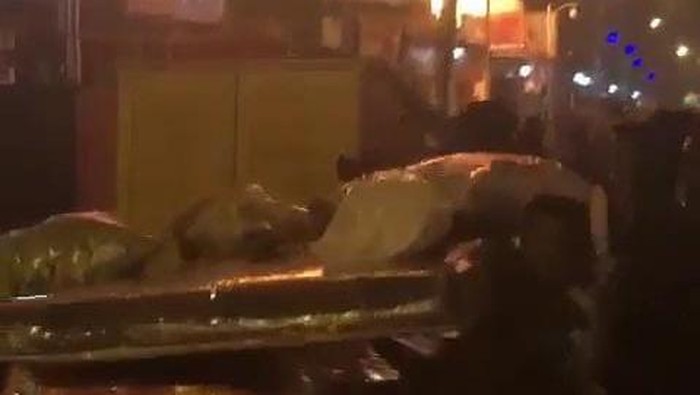 Foto saat seseorang mencuri barang milik korban kebakaran di Deli Serdang, Sumatera Utara.