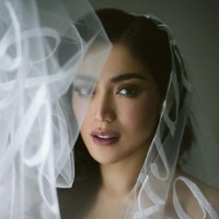 Jessica Iskandar dan Vincent Verhaag melangsungkan pernikahan pada Jumat (22/10/2021) kemarin. Gaun pernikahan sang mempelai wanita mencuri perhatian karena bertuliskan janji pernikahannya. Foto: dok. Instagram inijedar