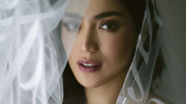 8 Foto Cantiknya Jessica Iskandar Pakai Veil Dihiasi Tulisan Janji Pernikahan