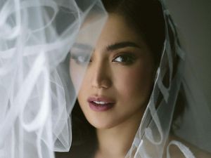 8 Foto Cantiknya Jessica Iskandar Pakai Veil Dihiasi Tulisan Janji Pernikahan