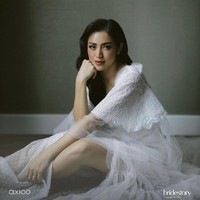 “Di hari suci ini aku memilih untuk tampilan bare skin hanya dengan sedikit loose powder @jedarcosmetic di poles oleh @winnieneuman bermain di riasan mata dengan uraian rambut @ardndut,” tulis Jedar, menjelaskan riasannya di hari bahagianya. Foto: dok. Instagram inijedar