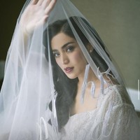 Untuk tema pernikahannya, Jessica Iskandar dan Vincent Verhaag memilih palet monokrom dan sentuhan hijau untuk menghasilkan kesan ‘enchanted royal garden’. Sedangkan untuk resepsinya nanti, konsepnya dikatakan akan lebih modern dan romantis. Foto: dok. Instagram inijedar