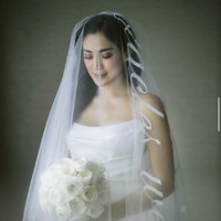 Monica mendesain gaun putih dengan bustier yang menampilkan look whimsical, seksi, sekaligus elegan. Veil sepanjang lima meter yang dikenakan Jedar dihiasi sulaman kata-kata dari janji pernikahannya. Foto: dok. Instagram inijedar